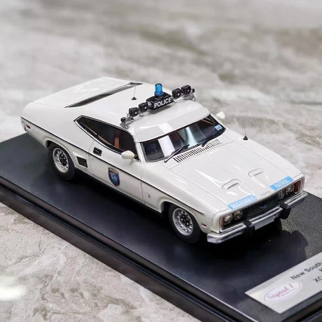 [Signal 1] 1:43 Ford 1977 Falcon Police Model Car Resin