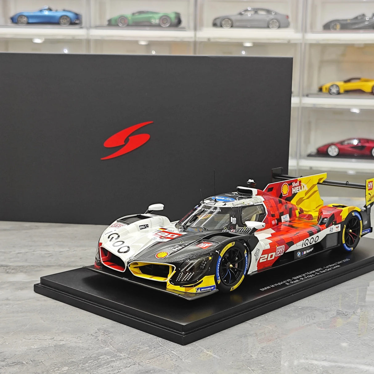 BMW 2025 M Hybrid V8 BMW M Team WRT #20 1:18 modello collezionabile in resina di Spark - vista 13