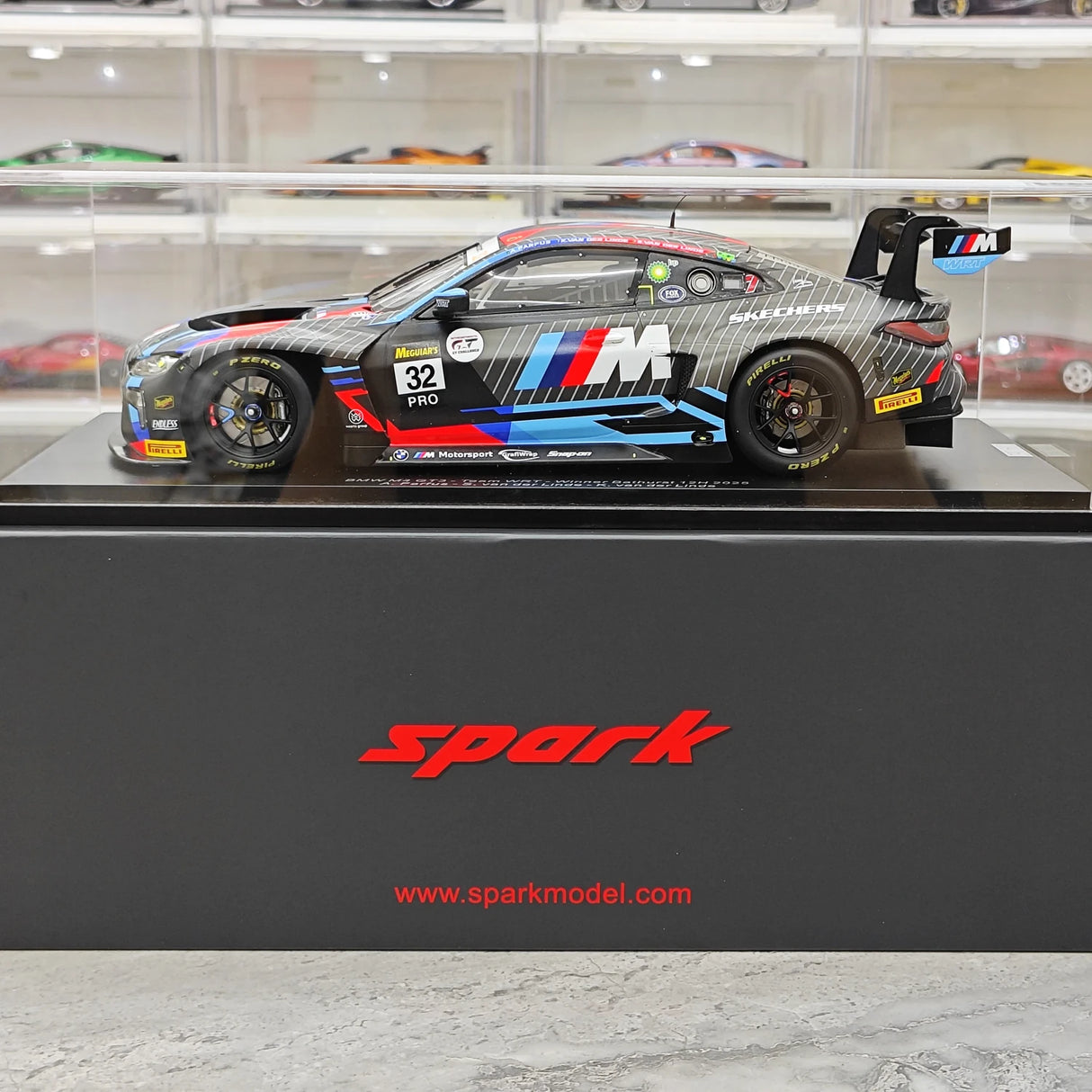 BMW 2025 M4 GT3 EVO #32 1:18 Winner modello collezionabile in resina Bathurst 12h di Spark - vista 14
