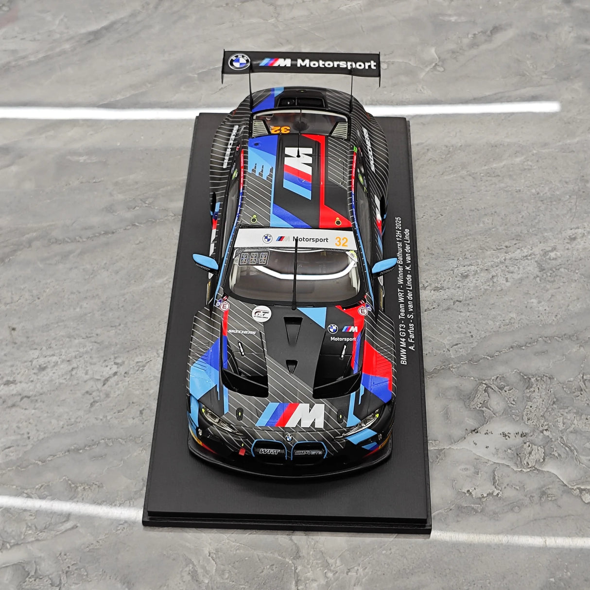 BMW 2025 M4 GT3 EVO #32 1:18 Winner Bathurst 12h modello da collezione in resina di Spark - vista 2