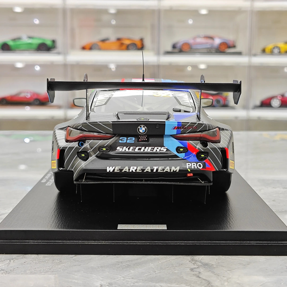 BMW 2025 M4 GT3 EVO #32 1:18 Winner Bathurst 12h modello da collezione in resina di Spark - vista 7