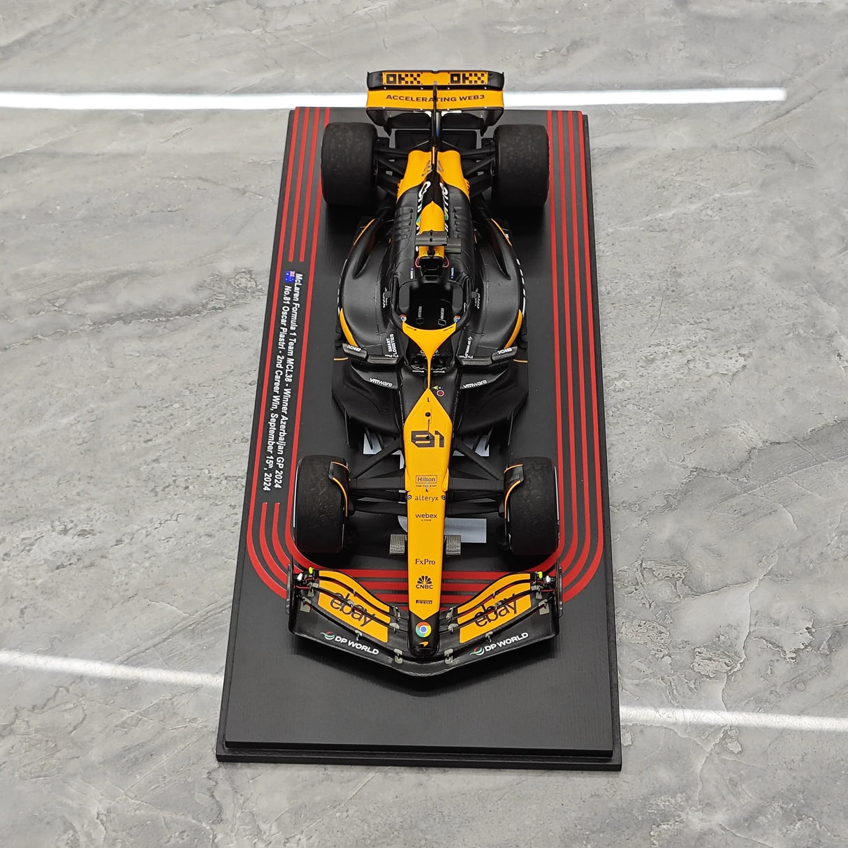 1:18 McLaren 2024 MCL38 #81 Azerbaijan GP Oscar Piastri F1 modelo de resina por Spark - ver 2