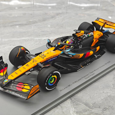 1:18 McLaren 2025 MCL39 #81 Chinese GP Oscar Piastri F1 model car by Spark - view 4