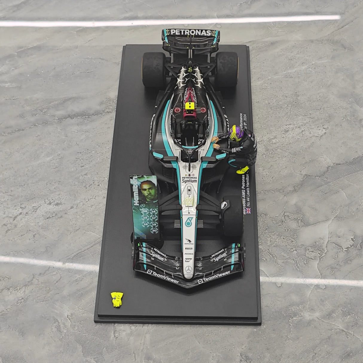 1:18 Mercedes-AMG 2024 F1 W15 E Performance #44 Abu Dhabi GP Lewis Hamilton F1 Resin-Modellauto von Spark - Ansicht 2