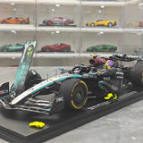 1:18 Mercedes-AMG 2024 F1 W15 E Performance #44 Abu Dhabi GP Lewis Hamilton F1 Harzmodellauto von Spark - Ansicht 3