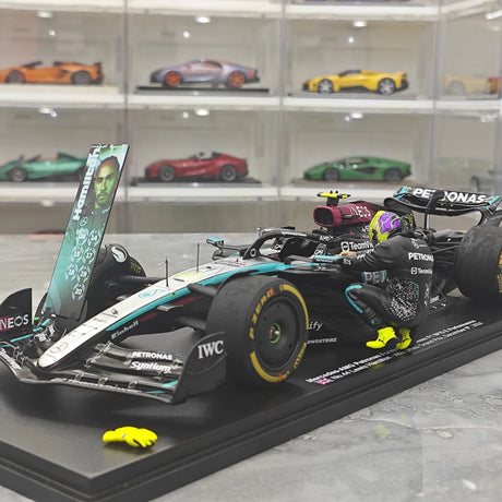 1:18 Mercedes-AMG 2024 F1 W15 E Performance #44 Abu Dhabi GP Lewis Hamilton F1 Harzmodellauto von Spark - Ansicht 3