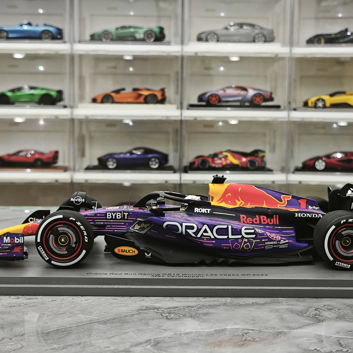 1:18 Red Bull 2023 RB19 #1 Las Vegas GP Max Verstappen F1 Harzmodellauto von Spark – Ansicht 5