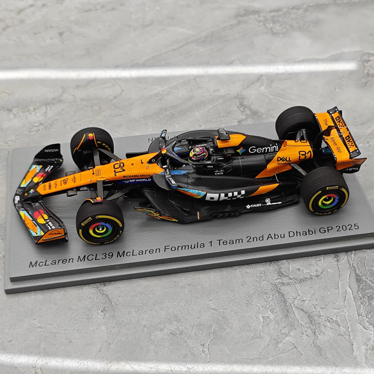 1:43 McLaren 2025 MCL39 #81 أبوظبي GP أوسكار بياستري F1 نموذج سيارة من الراتنج من إنتاج Spark - عرض 4