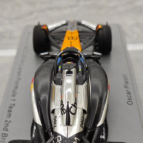 1:43 McLaren 2025 MCL39 #81 GP بريطانيا أوسكار بياستري، نموذج سيارة F1 من الراتنج من إنتاج Spark - عرض 12