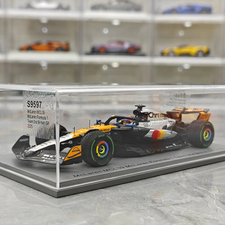1:43 McLaren 2025 MCL39 #81 GP البريطاني أوسكار بياستري، نموذج سيارة من الراتنج F1 من إنتاج Spark - عرض 14