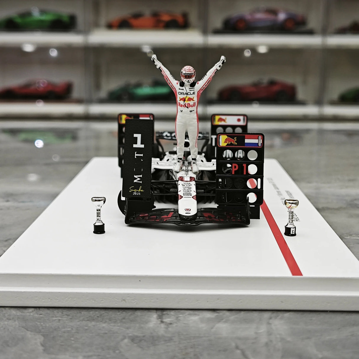 1:43 Red Bull 2025 RB21 #1 giapponese GP Max Verstappen F1 modello in resina di Spark - veduta 1