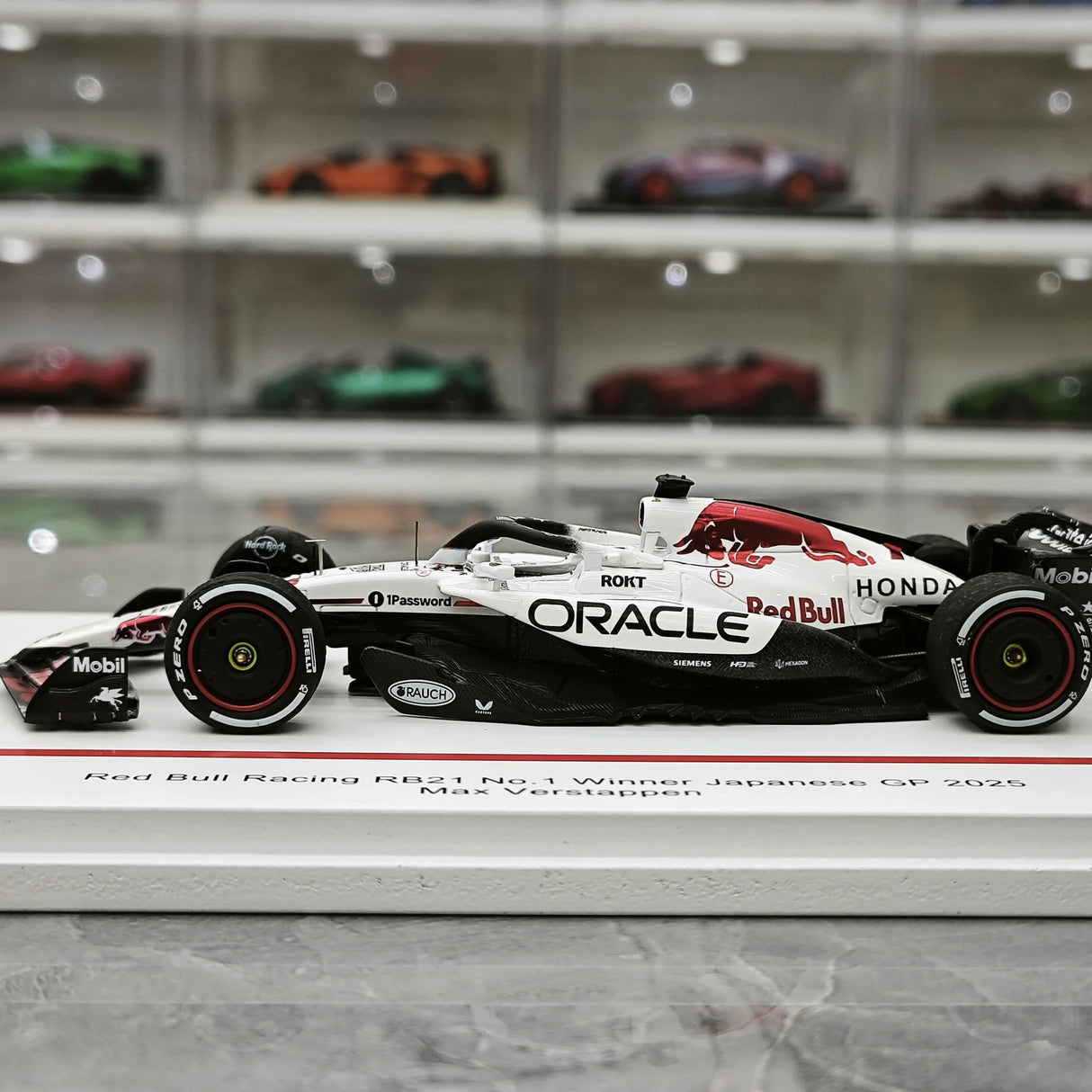 1:43 Red Bull 2025 RB21 #1 giapponese GP Max Verstappen F1 modello in resina di Spark - vista 5