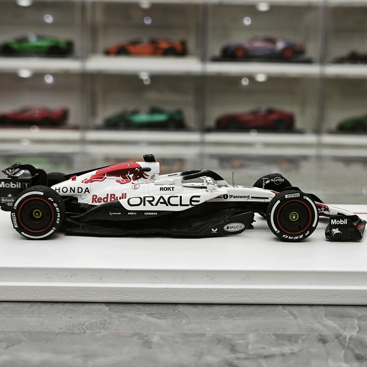 1:43 Red Bull 2025 RB21 #1 giapponese GP Max Verstappen F1 modello in resina di Spark - vista 9