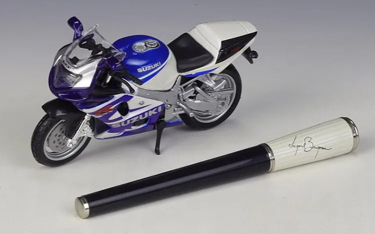 1:18 Suzuki 2002 GSX-R750 Motorcycle Model