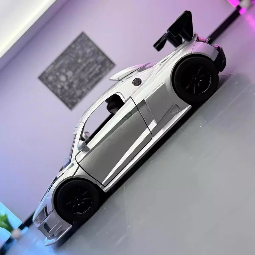 Audi 2019 R8 LMS GT2 Silver 1:24 – Valuvalettu näyttömalli