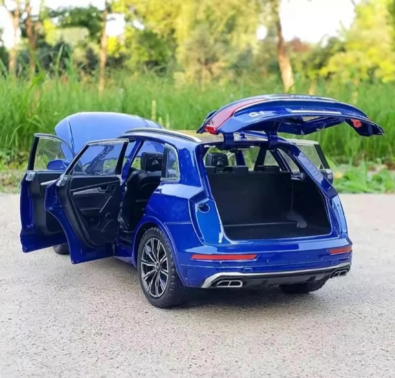 Audi 2021 Q5 Blue 1:24 – Valuvalettu näyttömalli