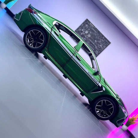 BMW 2019 F9X MANHART MH8 800 Green 1:24 – model wyświetlacza odlewany z odlewu