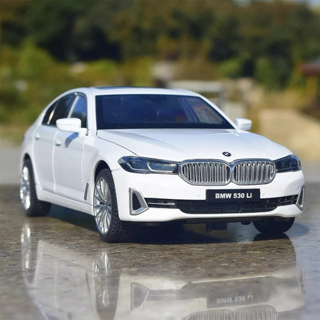 BMW 2023 G38 530 Li White 1:24 – model wyświetlacza odlewany cieśnieniowo