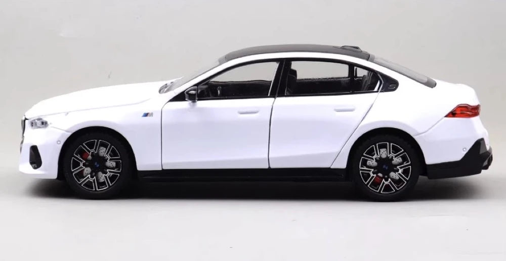 [TOY] 1:24 BMW 2024 G68 530Li M Sport LWB White Model Car Die-Cast