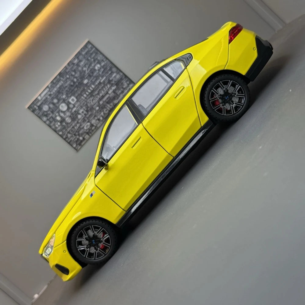 [TOY] 1:24 BMW 2024 G68 530Li M Sport LWB Yellow Model Car Die-Cast