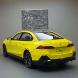 [TOY] 1:24 BMW 2024 G68 530Li M Sport LWB Yellow Model Car Die-Cast