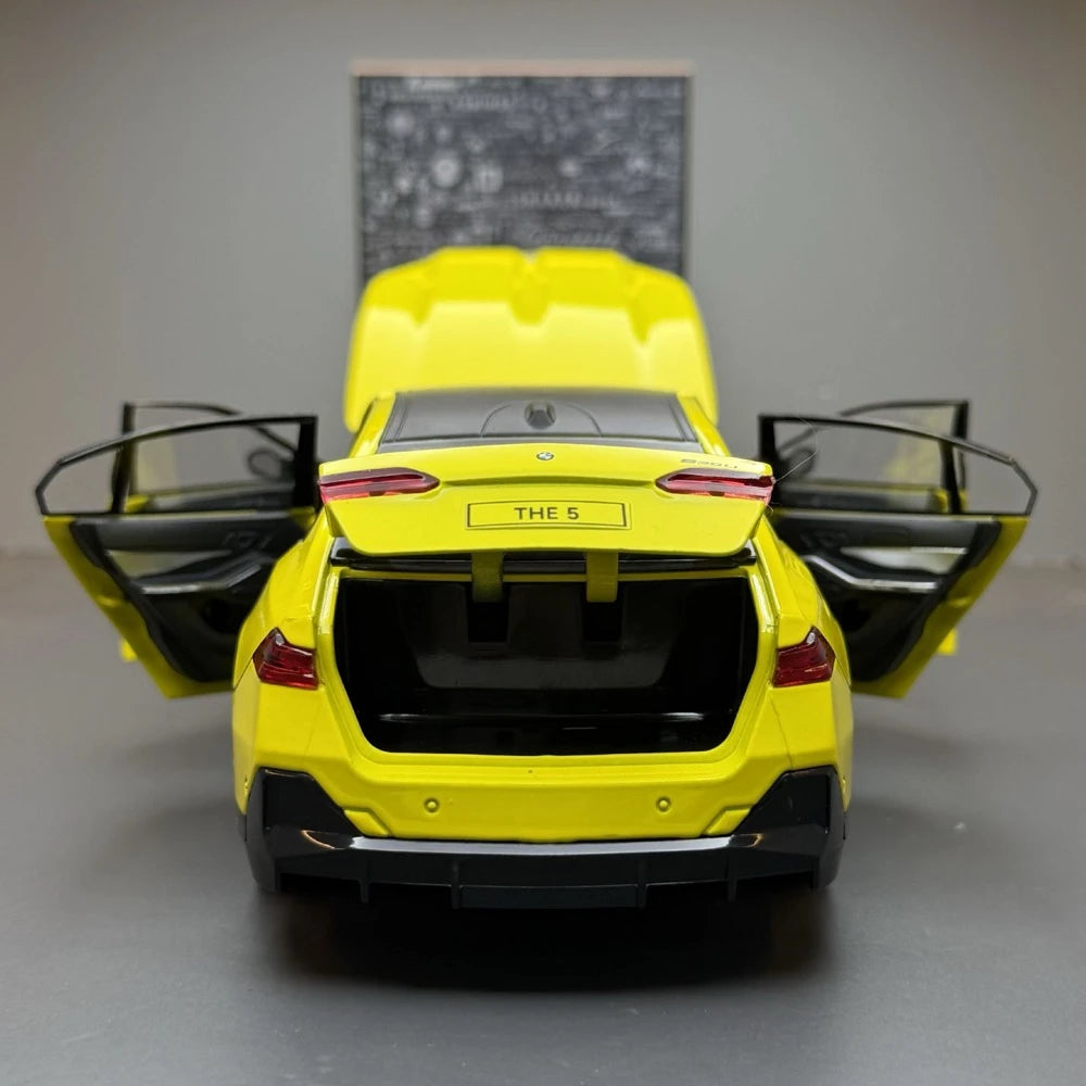 [TOY] 1:24 BMW 2024 G68 530Li M Sport LWB Yellow Model Car Die-Cast