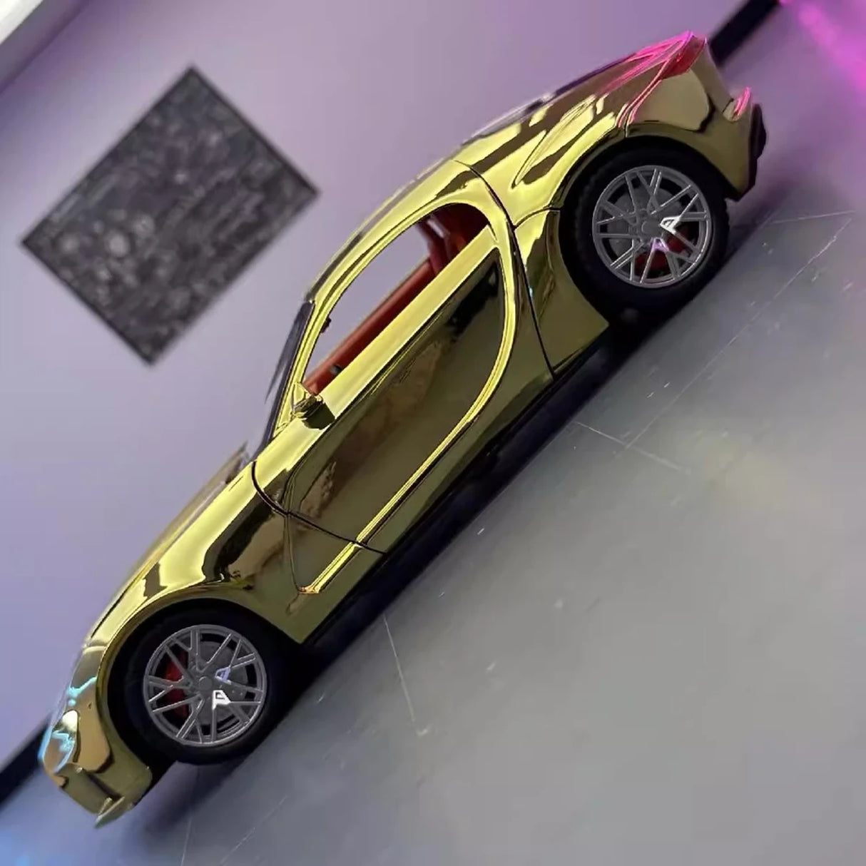 Bugatti 2024 Tourbillon Gold 1:24 – Valuvalettu näyttömalli