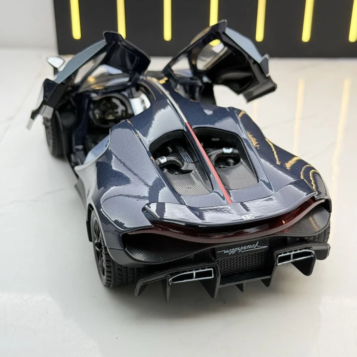 [TOY] 1:24 Bugatti 2024 Tourbillon Ice blu modellino di auto Die-Cast