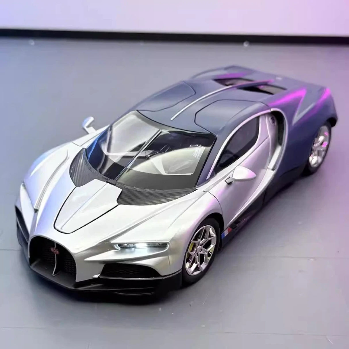 Bugatti 2024 Tourbillon Silver 1:24 – model wyświetlacza odlewany z odlewu