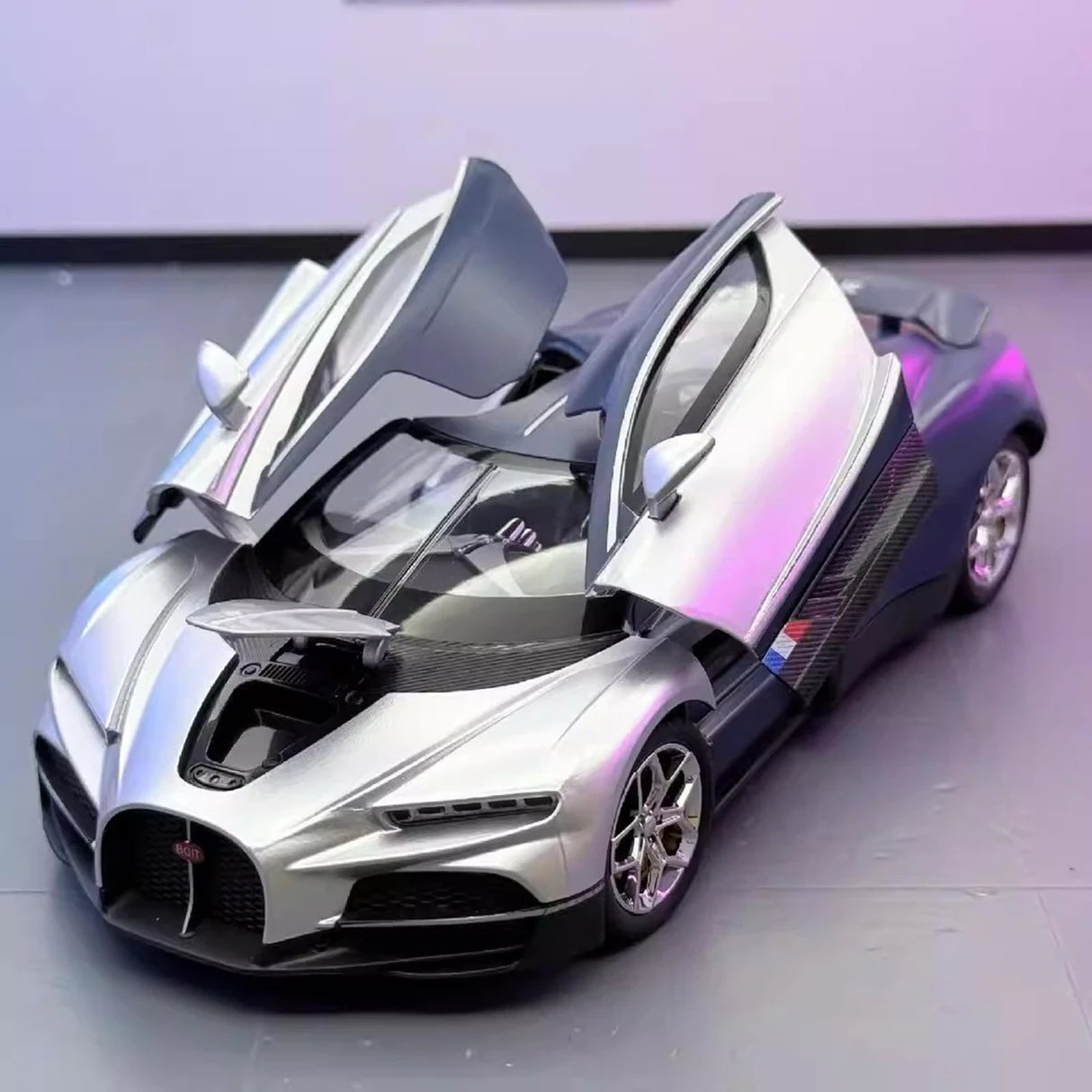 Bugatti 2024 Tourbillon Silver 1:24 – model wyświetlacza odlewany z odlewu