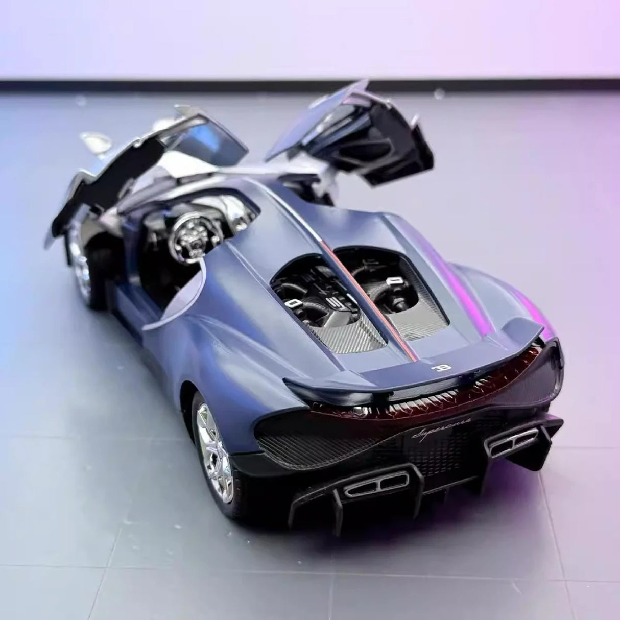 Bugatti 2024 Tourbillon Silver 1:24 – model wyświetlacza odlewany z odlewu