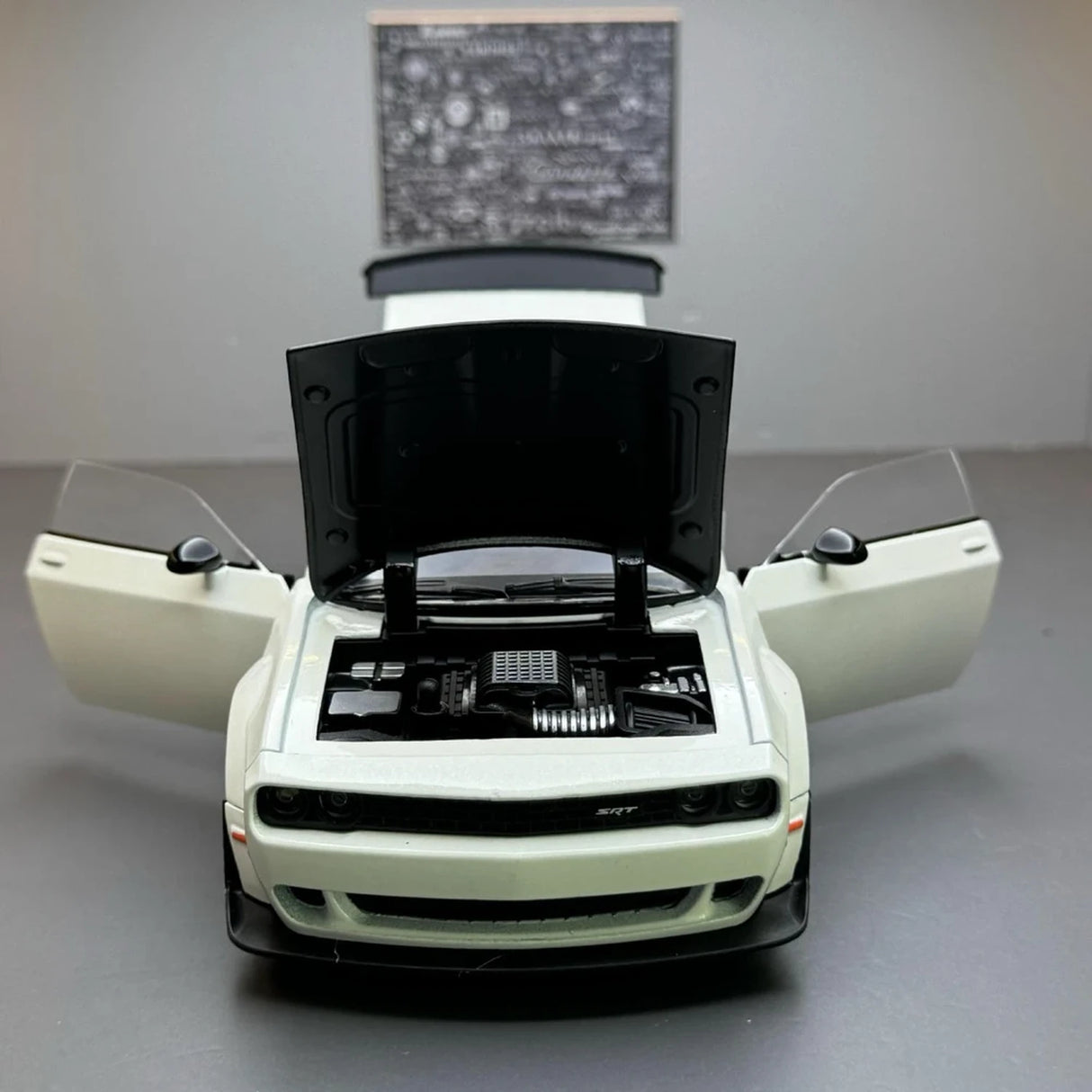 Dodge 2018 Challenger SRT Hellcat White 1:24 – Modello espositivo in pressofuso