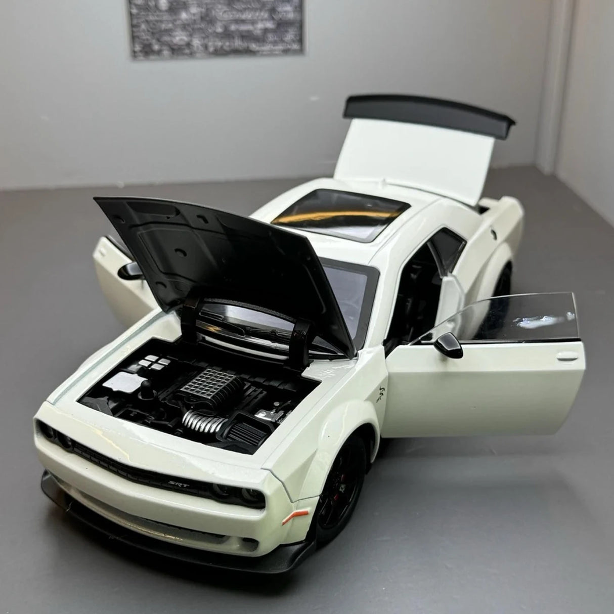 Dodge 2018 Challenger SRT Hellcat White 1:24 – Modello espositivo in pressofuso