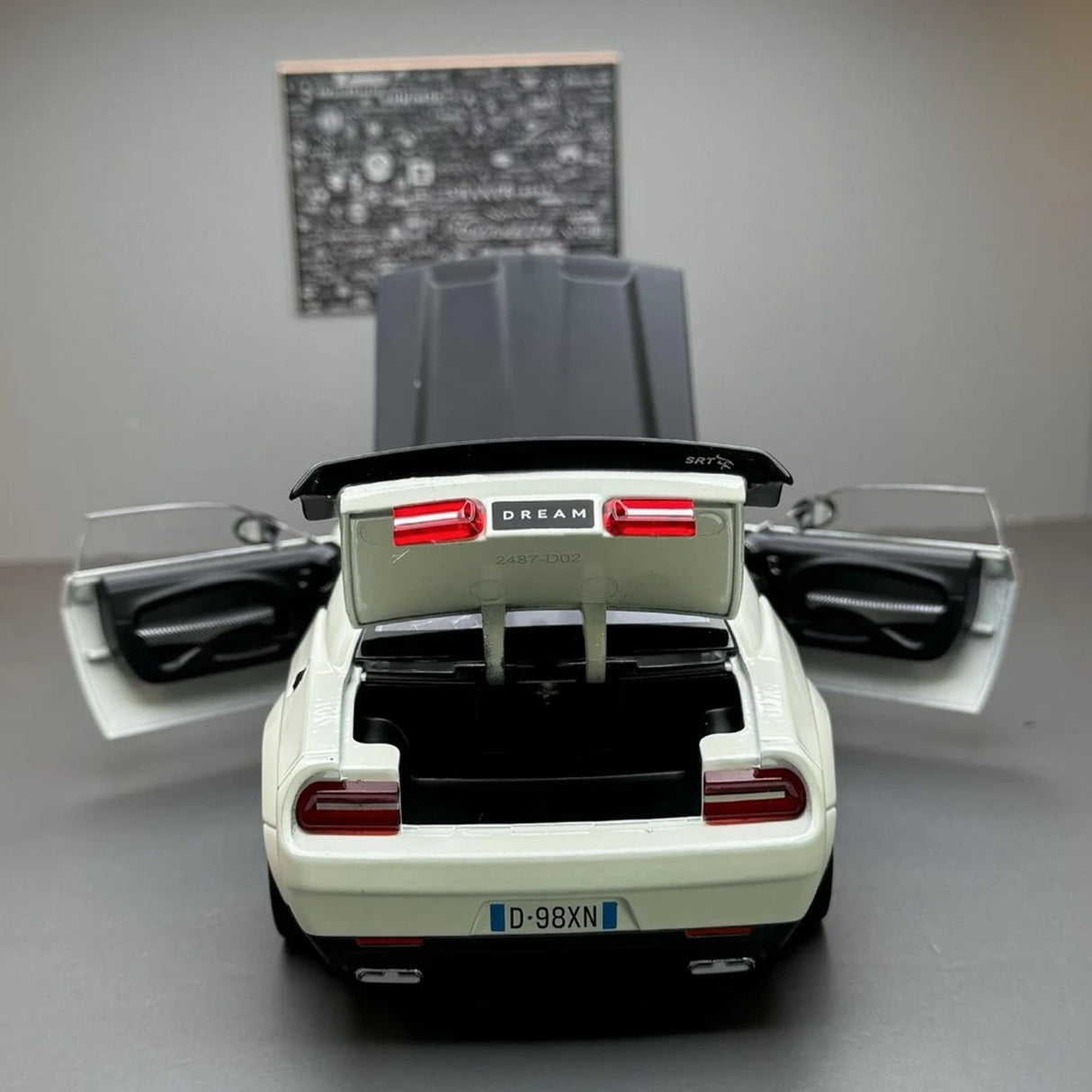 Dodge 2018 Challenger SRT Hellcat White 1:24 – Modello espositivo in pressofuso