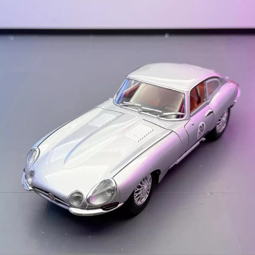 [TOY] 1:24 Jaguar 1961 E-Type Model Car Die-Cast