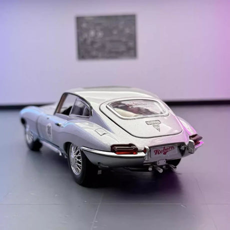 [TOY] 1:24 Jaguar 1961 E-Type Model Car Die-Cast