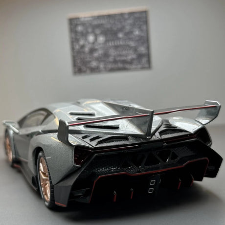Lamborghini 2013 Veneno Silver 1:24 – model wyświetlacza odlewany z metalu