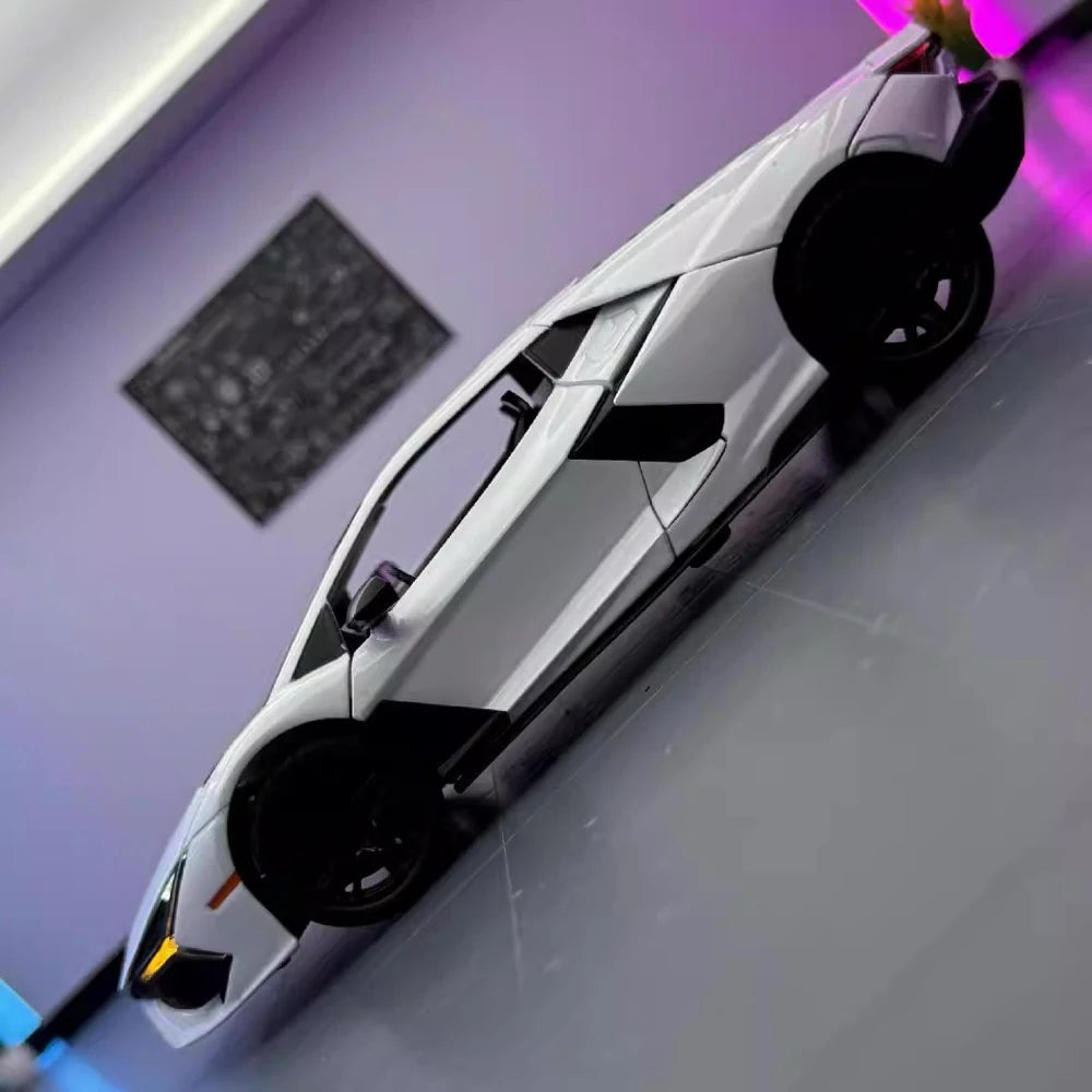 [TOY] 1:24 Lamborghini 2023 Revuelto bianco modellino di auto Die-Cast