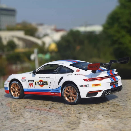 Porsche 2021 911 GT3 RSR Martini 1:24 – model wyświetlaczy odlewany z odlewu