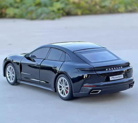 Porsche 2024 Panamera Black 1:24 – model wyświetlacza odlewany z odlewu