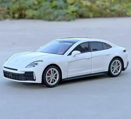 Porsche 2024 Panamera White 1:24 – model wyświetlacza odlewany z odlewu