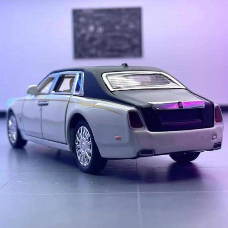 Rolls-Royce 2017 Phantom White 1:24 – model wyświetlacza odlewany z odlewu