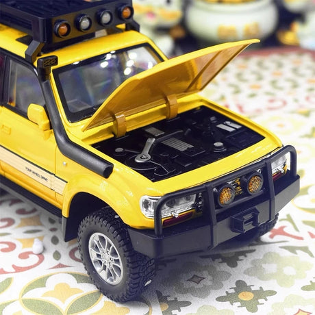 Toyota 1990 Land Cruiser LC80 Yellow 1:24 – model wyświetlacza odlewany z metalu