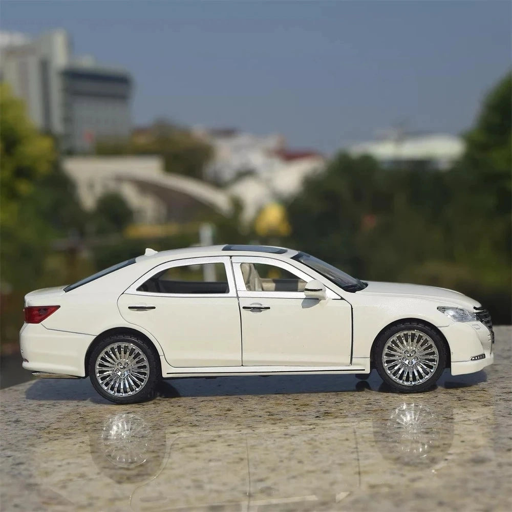 [TOY] 1:24 Toyota 2012 Crown S210 White Model Car Die-Cast