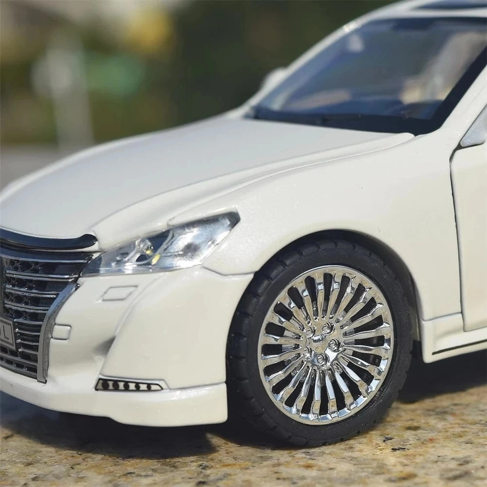 [TOY] 1:24 Toyota 2012 Crown S210 White Model Car Die-Cast