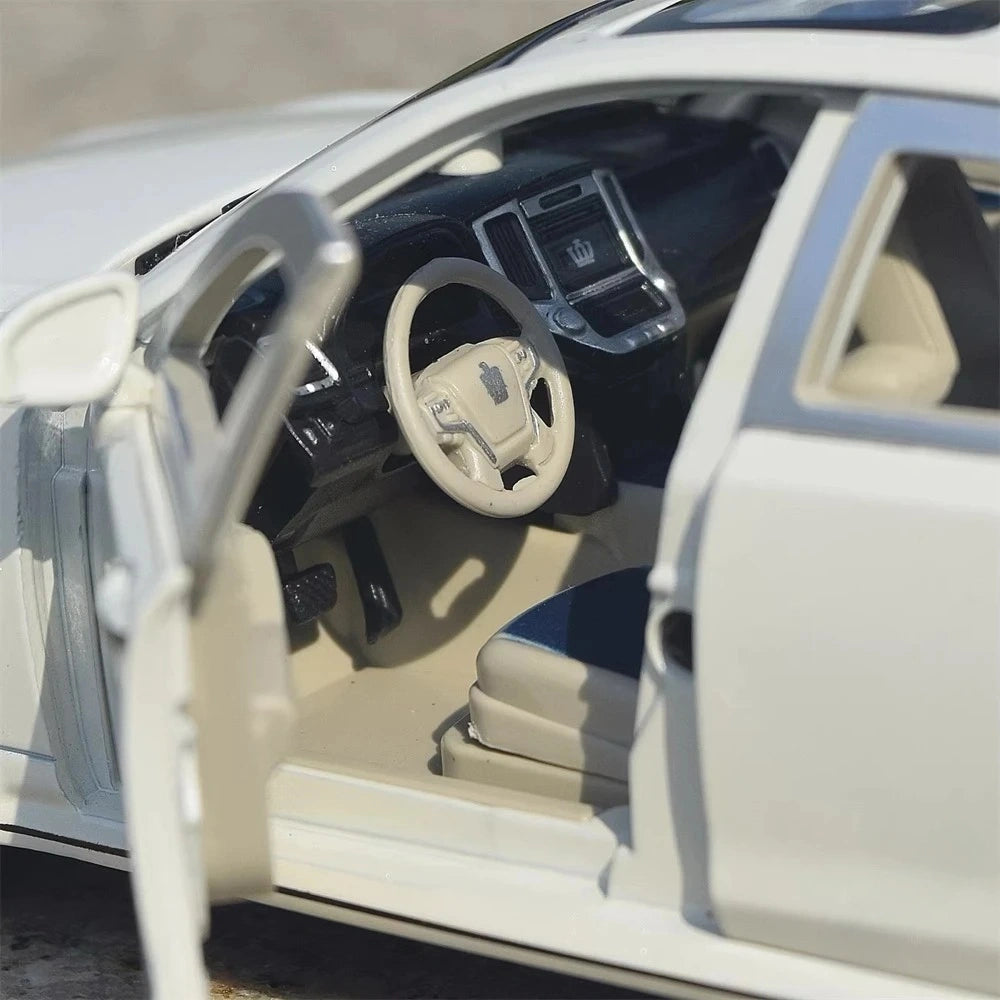 [TOY] 1:24 Toyota 2012 Crown S210 White Model Car Die-Cast