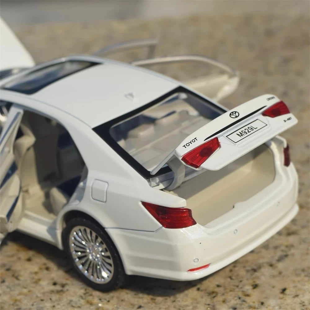[TOY] 1:24 Toyota 2012 Crown S210 White Model Car Die-Cast