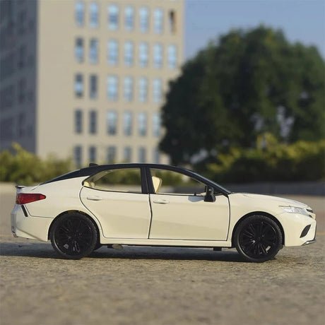 Toyota 2017 Camry XV70 White 1:24 – model odlewany z odlewem