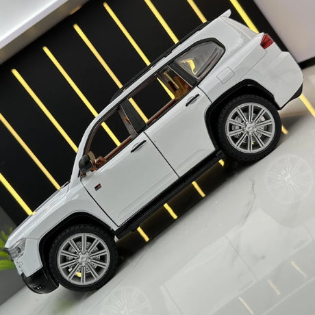 Toyota 2021 Land Cruiser GR Sport White 1:24 – model wyświetlacza odlewany z metalu