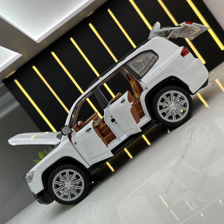 Toyota 2021 Land Cruiser GR Sport White 1:24 – model wyświetlacza odlewany z metalu